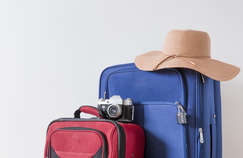 Saiba como arrumar a mala perfeita ao viajar para a praia