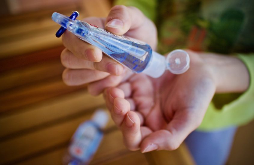 Álcool em gel e seguro viagem aparecem como prioridades de viajantes no “novo normal”