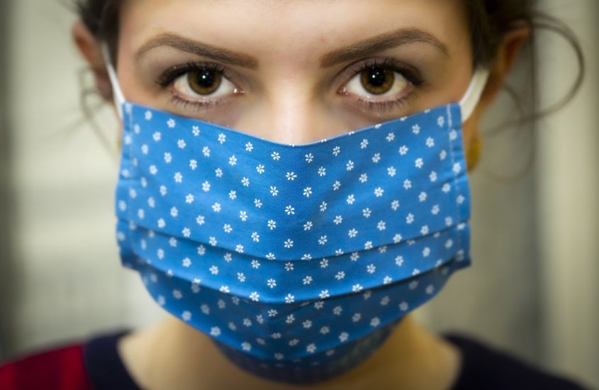 Latam vai proibir embarque com alguns tipos de máscaras: confira