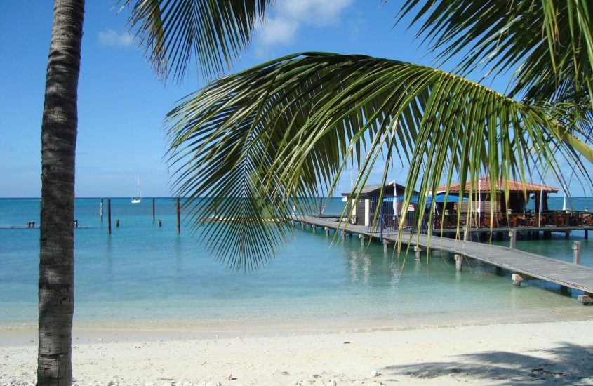 Aruba reabre fronteiras e exige seguro viagem