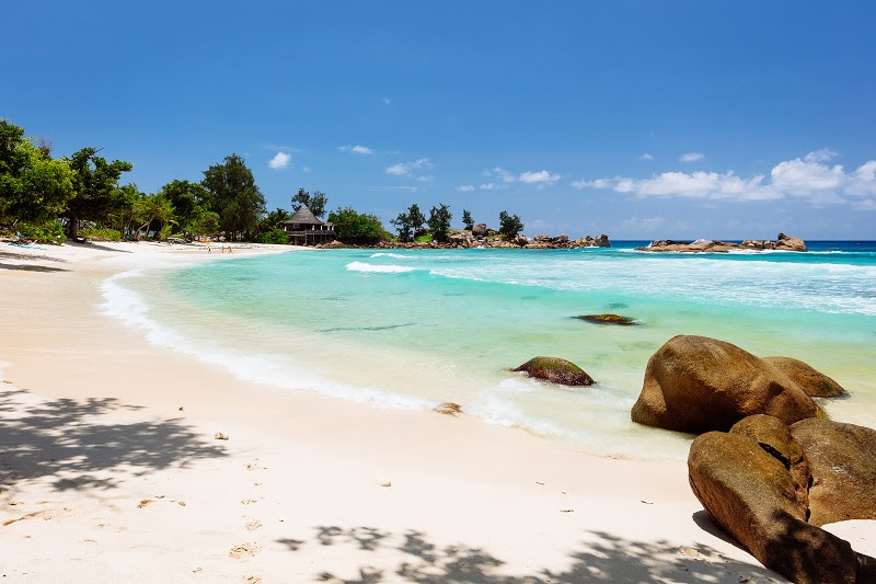 Seychelles anuncia reabertura de fronteiras e exige seguro viagem